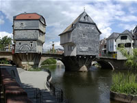 Das Foto basiert auf dem Bild "Alte Nahebrücke, Ansicht oberstrom (Blick Richtung Nordosten)" aus dem zentralen Medienarchiv Wikimedia Commons und ist unter der Creative Commons-Lizenz Namensnennung-Weitergabe unter gleichen Bedingungen 2.0 US-amerikanisch (nicht portiert) lizenziert. Der Urheber des Bildes ist Hans Weschta.