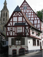 Das Foto basiert auf dem Bild "Burg Ebernburg" aus dem zentralen Medienarchiv Wikimedia Commons und ist unter der Creative Commons-Lizenz Namensnennung-Weitergabe unter gleichen Bedingungen 2.0 Deutschland. Der Urheber des Bildes ist Manuel Fuchs.