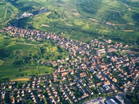 Das Foto basiert auf dem Bild "Luftbild von Bötzingen" aus dem zentralen Medienarchiv Wikimedia Commons eingebunden und steht unter der GNU-Lizenz für freie Dokumentation. Der Urheber des Bildes ist Norbert Blau.