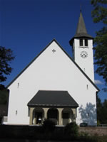 Das Foto basiert auf dem Bild "Kirche von Titisee" aus dem zentralen Medienarchiv Wikimedia Commons eingebunden und steht unter der GNU-Lizenz für freie Dokumentation. Der Urheber des Bildes ist Flominator.