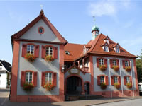 Das Foto basiert auf dem Bild "Rathaus" aus dem zentralen Medienarchiv Wikimedia Commons und steht unter der GNU-Lizenz für freie Dokumentation. Der Urheber des Bildes ist Dr. Eugen Lehle.