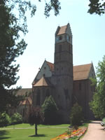 Das Foto basiert auf dem Bild "Klosterkirche in Alpirsbach" aus dem zentralen Medienarchiv Wikimedia Commons und steht unter der GNU-Lizenz für freie Dokumentation. Der Urheber des Bildes ist Kerish.