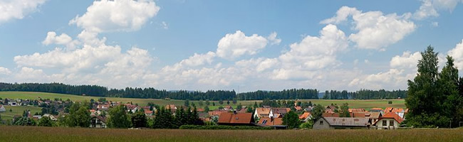 Das Foto basiert auf dem Bild "Besenfeld/Seewald Panorama" aus dem zentralen Medienarchiv Wikimedia Commons. Diese Datei ist unter der Creative Commons-Lizenz Namensnennung 3.0 Unported lizenziert. Der Urheber des Bildes ist 2micha.