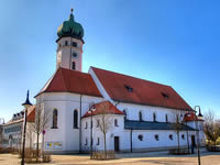 Das Foto basiert auf dem Bild "Eichenau kath. Pfarrkirche" aus dem zentralen Medienarchiv Wikimedia Commons. Diese Datei ist unter der Creative Commons-Lizenz Namensnennung-Weitergabe unter gleichen Bedingungen 3.0 Unported lizenziert. Der Urheber des Bildes ist Richard Huber.