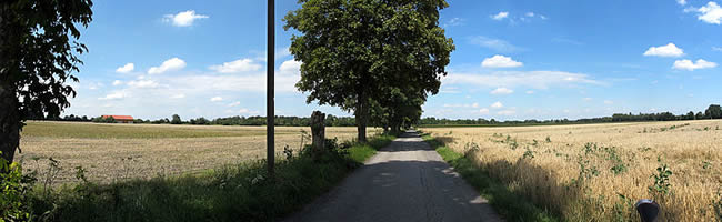 Das Foto basiert auf dem Bild Panorama Getreidefelder bei Olching aus dem zentralen Medienarchiv Wikimedia Commons. Diese Datei ist unter der Creative Commons-Lizenz Namensnennung-Weitergabe unter gleichen Bedingungen 3.0 Unported lizenziert. Der Urheber des Bildes ist Richard Huber.