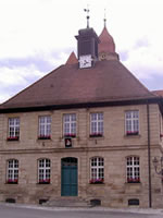 Das Foto basiert auf dem Bild "Altes Rathaus, erbaut von 1721 bis 1727" aus dem zentralen Medienarchiv Wikimedia Commons. Diese Datei ist unter der Creative Commons-Lizenz Namensnennung-Weitergabe unter gleichen Bedingungen 3.0 Unported lizenziert. Der Urheber des Bildes ist FelixReimann.