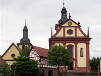 Das Foto basiert auf dem Bild "barocke Pfarrkirchen und Torhaus" aus dem zentralen Medienarchiv Wikimedia Commons und wurde unter der GNU-Lizenz für freie Dokumentation veröffentlicht. Der Urheber des Bildes ist 2micha.