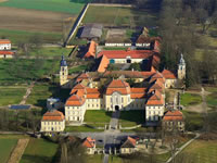Das Foto basiert auf dem Bild "Schloss Fasanerie „Adolphseck"" aus dem zentralen Medienarchiv Wikimedia Commons. Dieses Werk wurde von seinem Urheber, Efficiency, als gemeinfrei veröffentlicht. Dies gilt weltweit. Der Urheber des Bildes ist Efficiency.