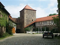Das Foto basiert auf dem Bild "Innenhof der Burg Fürsteneck mit Eckturm" aus dem zentralen Medienarchiv Wikimedia Commons und wurde unter der GNU-Lizenz für freie Dokumentation veröffentlicht. Dies gilt weltweit. Der Urheber des Bildes ist 2micha.