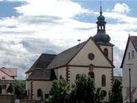 Das Foto basiert auf dem Bild "Frontportal der katholischen Pfarrkirche St. Goar" aus dem zentralen Medienarchiv Wikimedia Commons und wurde unter der GNU-Lizenz für freie Dokumentation veröffentlicht. Dies gilt weltweit. Der Urheber des Bildes ist Johannes Müller.