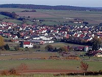 Das Foto basiert auf dem Bild "Blick vom Langenberg auf Großenlüder" aus dem zentralen Medienarchiv Wikimedia Commons und wurde unter der GNU-Lizenz für freie Dokumentation veröffentlicht. Der Urheber des Tobias Grosch.