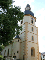 Das Foto basiert auf dem Bild "Die Johanneskirche" aus dem zentralen Medienarchiv Wikimedia Commons und steht unter der GNU-Lizenz für freie Dokumentation. Der Urheber des Bildes ist pippo-b.