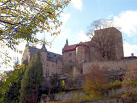 Das Foto basiert auf dem Bild "Burg Adelebsen komp" aus der freien Enzyklopädie Wikipedia und steht unter der GNU-Lizenz für freie Dokumentation. Der Urheber des Bildes ist Stephen.