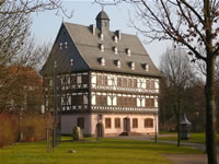 Das Foto basiert auf dem Bild "Schloss Gieboldehausen" aus dem zentralen Medienarchiv Wikimedia Commons und steht unter der GNU-Lizenz für freie Dokumentation. Der Urheber des Bildes ist Jan Stubenitzky.