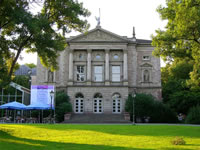 Das Foto basiert auf dem Bild "Deutsches Theater" aus dem zentralen Medienarchiv Wikimedia Commons steht unter der GNU-Lizenz für freie Dokumentation. Der Urheber des Bildes ist Times.