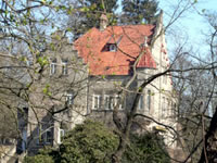 Das Foto basiert auf dem Bild "Niemetal-Löwenhagen, "Schloss", Sitz der Stockhausenschen Forst- und Schlösserverwaltung" aus dem zentralen Medienarchiv Wikimedia Commons und steht unter der GNU-Lizenz für freie Dokumentation. Der Urheber des Bildes ist "	Presse03".