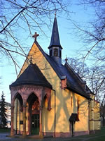 Das Foto basiert auf dem Bild "Spätgotische Wallfahrtskirche Maria Einsiedel" aus dem zentralen Medienarchiv Wikimedia Commons und steht unter der GNU-Lizenz für freie Dokumentation. Der Urheber des Bildes ist Gabriele Delhey.