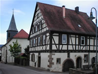 Das Foto basiert auf dem Bild "Pfarrkirche und Pfarrhaus in Cleebronn" aus dem zentralen Medienarchiv Wikimedia Commons und ist lizenziert unter der Creative Commons-Lizenz Attribution ShareAlike 2.5. Der Urheber des Bildes ist p.schmelzle.