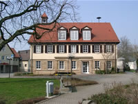 Das Foto basiert auf dem Bild "Altes Schulhaus" aus dem zentralen Medienarchiv Wikimedia Commons und ist lizenziert unter der Creative Commons-Lizenz Attribution ShareAlike 2.5. Der Urheber des Bildes ist p.schmelzle.