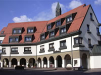 Das Foto basiert auf dem Bild "Rathaus von Neckarwestheim" aus dem zentralen Medienarchiv Wikimedia Commons und steht unter der GNU-Lizenz für freie Dokumentation. Der Urheber des Bildes ist Ssch.