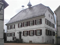 Das Foto basiert auf dem Bild "Altes Rathaus in Wüstenrot" aus dem zentralen Medienarchiv Wikimedia Commons und ist lizenziert unter der Creative Commons-Lizenz Attribution ShareAlike 2.5. Der Urheber des Bildes ist p.schmelzle.