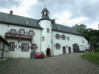 Das Bild basiert auf dem Bild: "Das Hauptgebäude des Schlosses Neuweilnau, erbaut um 1520" aus dem zentralen Medienarchiv Wikimedia Commons und steht unter der GNU-Lizenz für freie Dokumentation. Der Urheber des Bildes ist Volker Thies.