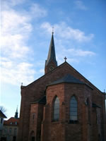 Das Foto basiert auf dem Bild "evangelische Kirche in Graben, Rückansicht" aus dem zentralen Medienarchiv Wikimedia Commons ist lizenziert unter der Creative Commons-Lizenz Attribution ShareAlike 2.5. Der Urheber des Bildes ist Stefan Trautner.