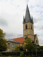 Das Foto basiert auf dem Bild "Die katholische Pfarrkirche St.Remigius in Hambrücken" aus dem zentralen Medienarchiv Wikimedia Commons ist lizenziert unter der Creative Commons-Lizenz „Attribution 3.0 Unported“. Der Urheber des Bildes ist Papinius.