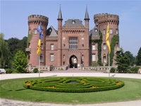 Das Foto basiert auf dem Bild "Schloss Moyland 01" aus dem zentralen Medienarchiv Wikimedia Commons und steht unter der GNU-Lizenz für freie Dokumentation. Der Urheber des Bildes ist yorg.