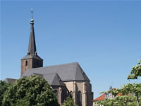 Das Foto basiert auf dem Bild "Kirche am Marktplatz" aus dem zentralen Medienarchiv Wikimedia Commons und steht unter der GNU-Lizenz für freie Dokumentation. Der Urheber des Bildes ist Johannes1024.