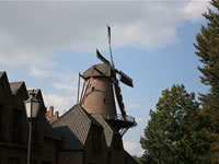 Das Foto basiert auf dem Bild "Die Kalkarer Mühle" aus dem zentralen Medienarchiv Wikimedia Commons und steht unter der GNU-Lizenz für freie Dokumentation. Der Urheber des Bildes ist Frank Vincentz.