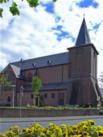 Das Foto basiert auf dem Bild "St. Martinskirche in Zyfflich (11. Jahrhundert)" aus aus dem zentralen Medienarchiv Wikimedia Commons. Diese Bilddatei wurde vom zur uneingeschränkten Nutzung freigegeben. Das Bild ist damit gemeinfrei („public domain“). Dies gilt weltweit. Urheber des Bildes ist Gouwenaar.
