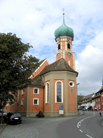 Das Foto basiert auf dem Bild "Nikolauskirche in Allensbach" aus dem zentralen Medienarchiv Wikimedia Commons und steht unter der GNU-Lizenz für freie Dokumentation. Der Urheber des Bildes ist Mussklprozz.