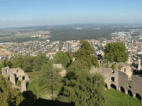 Das Foto basiert auf dem Bild "Panorama-Blick auf die Festung und hinunter nach Singen" aus dem zentralen Medienarchiv Wikimedia Commons und steht unter der GNU-Lizenz für freie Dokumentation. Der Urheber des Bildes ist Alex Anlicker.