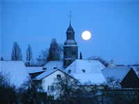 Das Foto basiert auf dem Bild "Mondaufgang über Hochelheim" aus dem zentralen Medienarchiv Wikimedia Commons und steht unter der GNU-Lizenz für freie Dokumentation. Der Urheber des Bildes ist Sdo216.