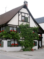 Das Foto basiert auf dem Bild "Das „Hebelhuus“", das Heimathaus von Johann Peter Hebel" aus dem zentralen Medienarchiv Wikimedia Commons und steht unter der GNU-Lizenz für freie Dokumentation. Der Urheber des Bildes ist SEM.