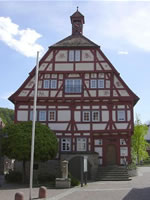 Das Foto basiert auf dem Bild "Rathaus von Hessigheim" aus der freien Enzyklopädie Wikipedia und steht unter der GNU-Lizenz für freie Dokumentation. Der Urheber des Bildes ist Ssch.