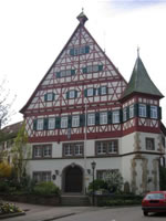 Das Foto basiert auf dem Bild "Das Rathaus in Münchingen" aus dem zentralen Medienarchiv Wikimedia Commons und steht unter der GNU-Lizenz für freie Dokumentation. Der Urheber des Bildes ist Mussklprozz.