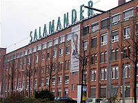 Das Foto basiert auf dem Bild "Salamander-Schuhfabrik (Fassade steht unter Denkmalschutz). Im Gebäude gibt es noch einen Paternosteraufzug" aus dem zentralen Medienarchiv Wikimedia Commons und steht unter der GNU-Lizenz für freie Dokumentation. Der Urheber des Bildes ist Mussklprozz.