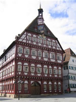 Das Foto basiert auf dem Bild "Rathaus" aus der freien Enzyklopädie Wikipedia und steht unter der GNU-Lizenz für freie Dokumentation. Der Urheber des Bildes ist Mussklprozz.