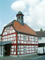 Das Bild basiert auf dem Bild: "Ehemaliges Rathaus in Alt-Niederhofheim (erbaut 1691)" aus dem zentralen Medienarchiv Wikimedia Commons und steht unter der GNU-Lizenz für freie Dokumentation. Der Urheber des Bildes ist Peng.