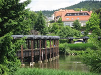Das Foto basiert auf dem Bild "Überdachte Holzbrücke" aus dem zentralen Medienarchiv Wikimedia Commons und steht unter der GNU-Lizenz für freie Dokumentation. Der Urheber des Bildes ist Barthwo.