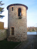 Das Foto basiert auf dem Bild "Der im Jahre 2006 restaurierte „Turm am Main“" aus dem zentralen Medienarchiv Wikimedia Commons und steht unter der GNU-Lizenz für freie Dokumentation. Der Urheber des Bildes ist JD.