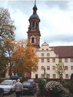 Das Foto basiert auf dem Bild "Stadtkirche von Gengenbach" aus dem zentralen Medienarchiv Wikimedia Commons und steht unter der GNU-Lizenz für freie Dokumentation. Der Urheber des Bildes ist Arminia.