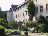 Das Foto basiert auf dem Bild "Der Westflügel des fürstlich-fürstenbergischen Schlosses in Wolfach" aus dem zentralen Medienarchiv Wikimedia Commons und steht unter der GNU-Lizenz für freie Dokumentation. Der Urheber des Bildes ist Eribula.