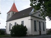 Das Foto basiert auf dem Bild "Protestantische Kirche Adelmannsfelden" aus dem zentralen Medienarchiv Wikimedia Commons ist lizenziert unter der Creative Commons-Lizenz Attribution ShareAlike 2.0. Der Urheber des Bildes ist Rainer Ebert.