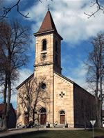 Das Foto basiert auf dem Bild "St.-Cyriakus-Kirche Zimmerbach" aus dem zentralen Medienarchiv Wikimedia Commons und steht unter der GNU-Lizenz für freie Dokumentation. Der Urheber des Bildes ist dealerofsalvation.