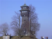 Das Foto basiert auf dem Bild "Hagbergturm bei Gschwend" aus dem zentralen Medienarchiv Wikimedia Commons und steht unter der GNU-Lizenz für freie Dokumentation. Der Urheber des Bildes ist Ssch.