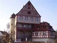 Das Foto basiert auf dem Bild "Leinzeller Schloss" aus dem zentralen Medienarchiv Wikimedia Commonsund steht unter der GNU-Lizenz für freie Dokumentation. Der Urheber des Bildes ist Hey_Teacher.
