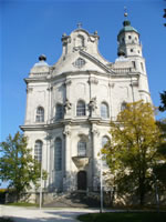 Das Foto basiert auf dem Bild "Abteikirche Neresheim" aus dem zentralen Medienarchiv Wikimedia Commons und steht unter der GNU-Lizenz für freie Dokumentation. Der Urheber des Bildes ist Enslin.